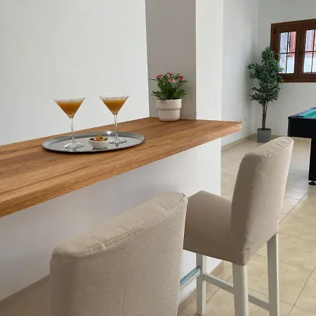 Luxury 4-bedroom With Heated Pool + Sea View